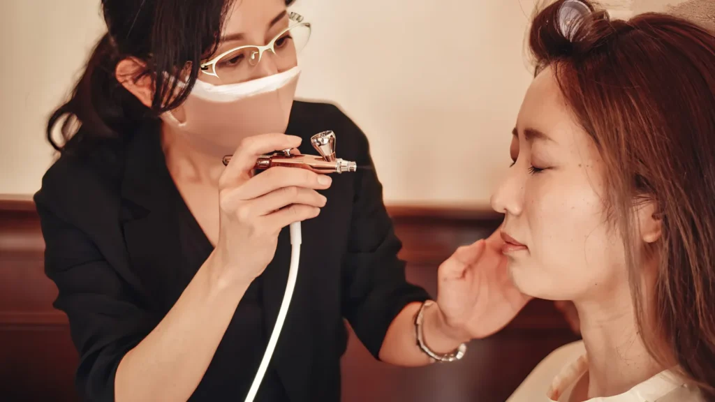 結婚式のブライダルヘアメイクでエアブラシメイク中