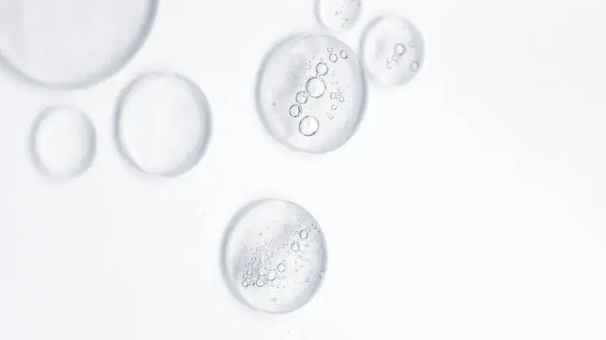 化粧水や水の水滴イメージ画像