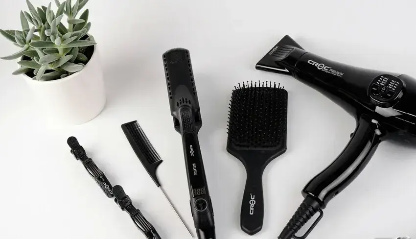 ヘアドライヤーとブロー用のブラシ類