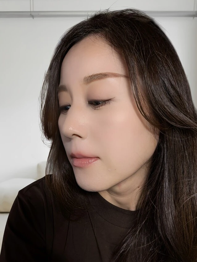 大人女子向けにアレンジしたモルモルメイクの仕上がり。目元をくっきり引き立て、くすみピンクのリップを合わせた女性の顔。