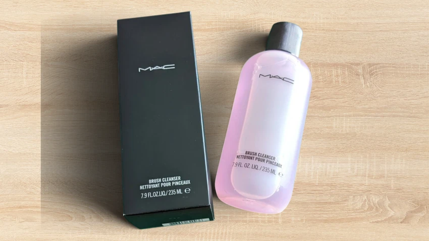 MACブラシクレンザーの本体ボトルと黒い外箱
