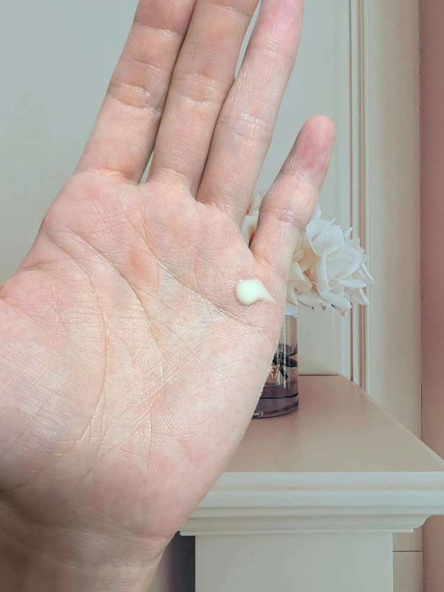 手のひらに出された、小さなパール粒1個分のクリーム